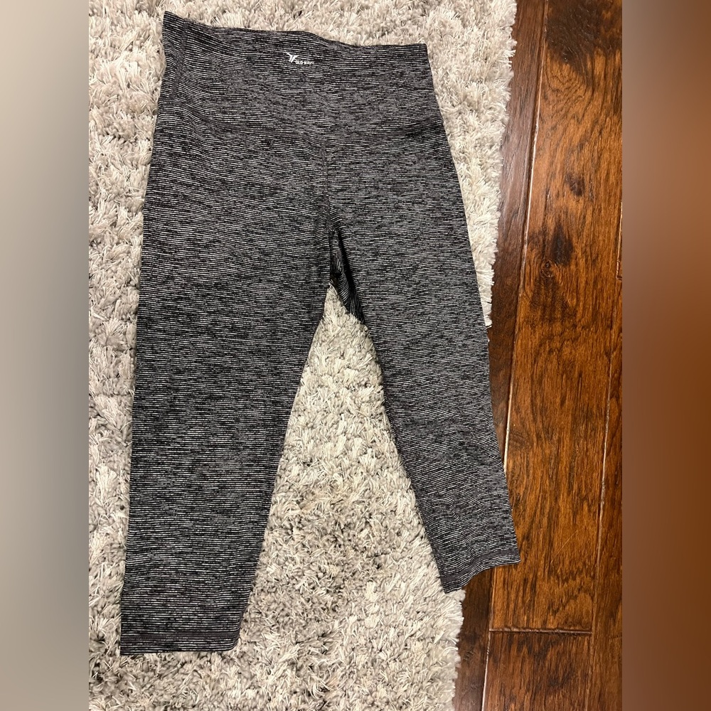 Old Navy crop leggings. Women’s size large.